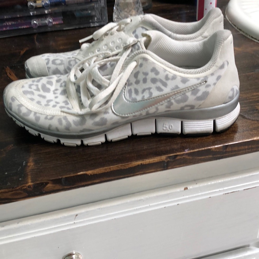 White snow leopard Nike free!! 🌟